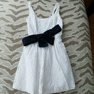 White lace dress from Holliste, bkue belt